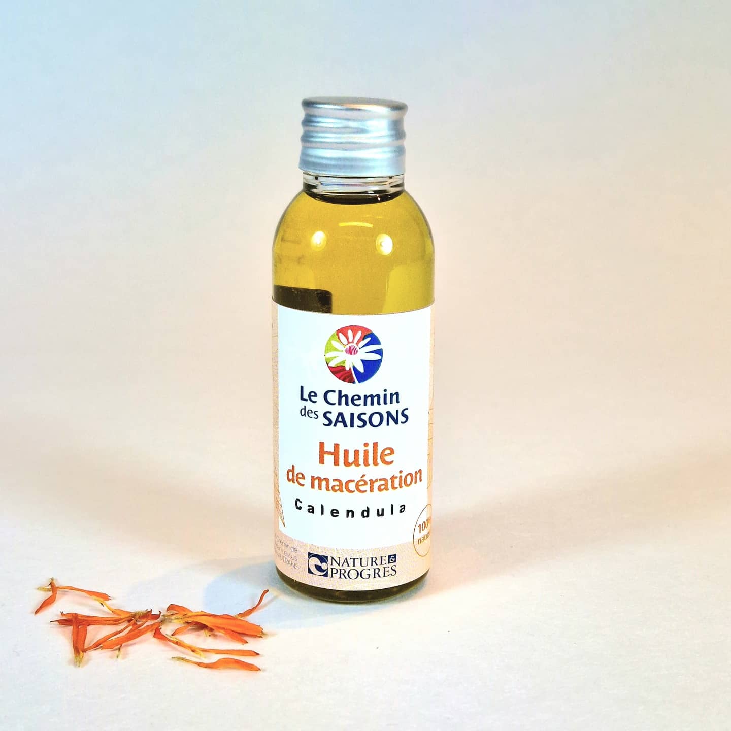 huile de macération aux fleurs de calendula cultivés dans notre jardin. Production bio