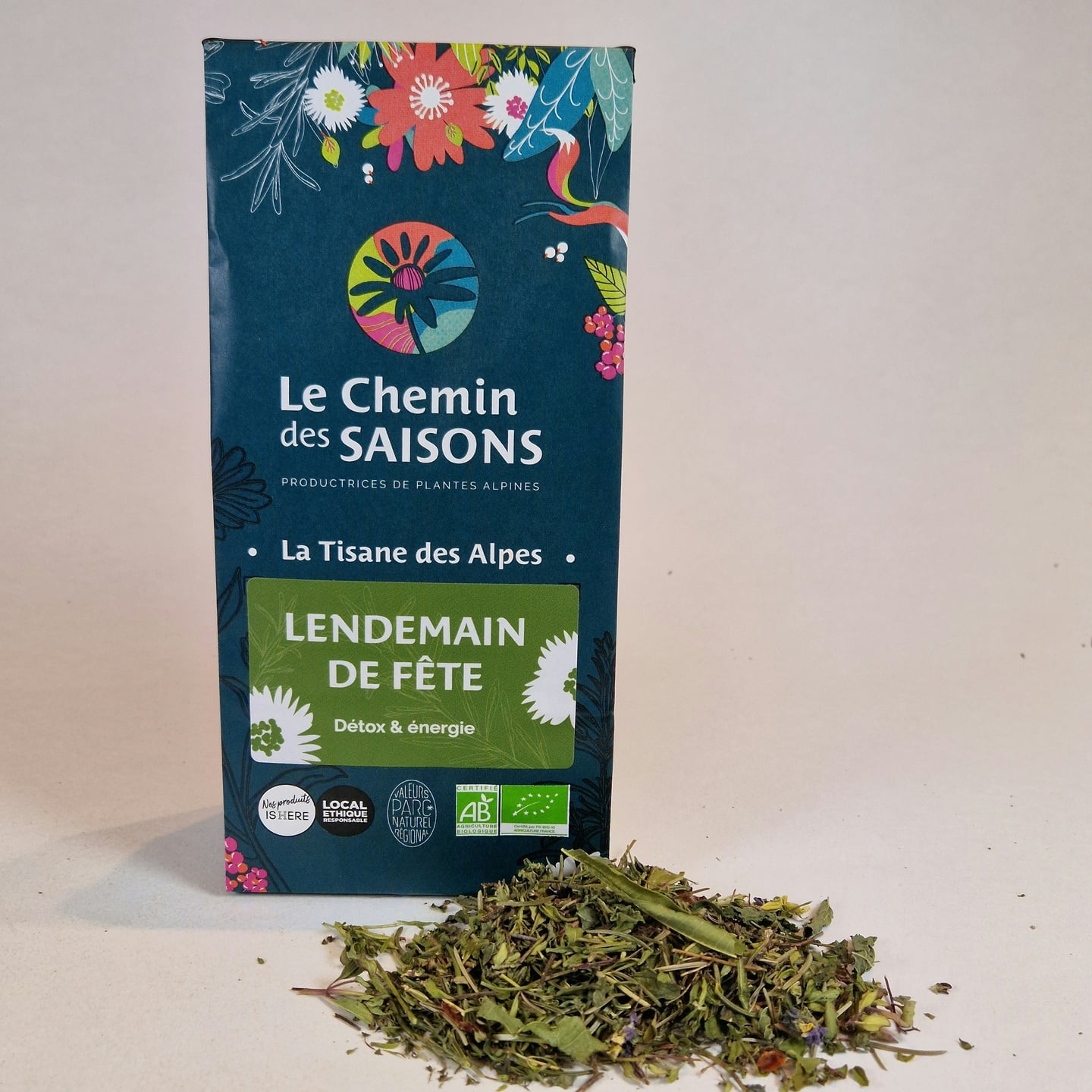 Tisane dépurative aux plantes des Alpes. Plantes cultivées dans un jardin en agriculture bio logique et selon le principe de la permaculture