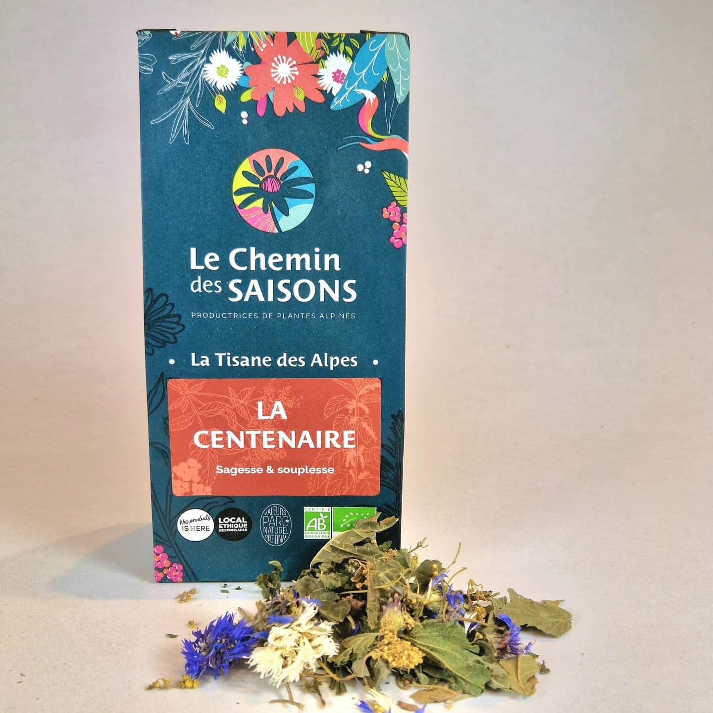 Tisane de plantes bio la centenaire. cultivées à la main et dans un jardin permaculture